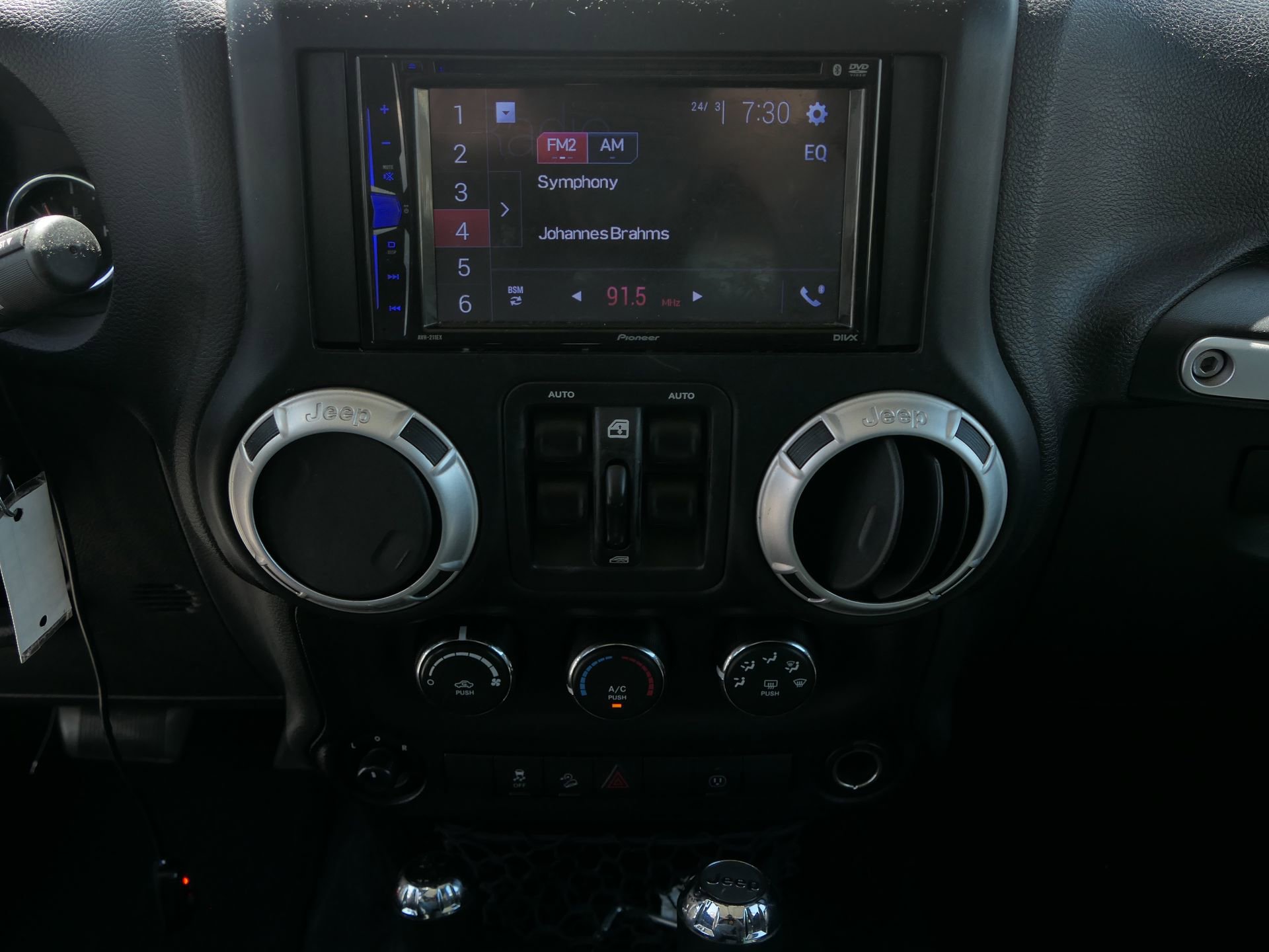 Used 2017 Jeep Wrangler Unlimited Sahara image 20
