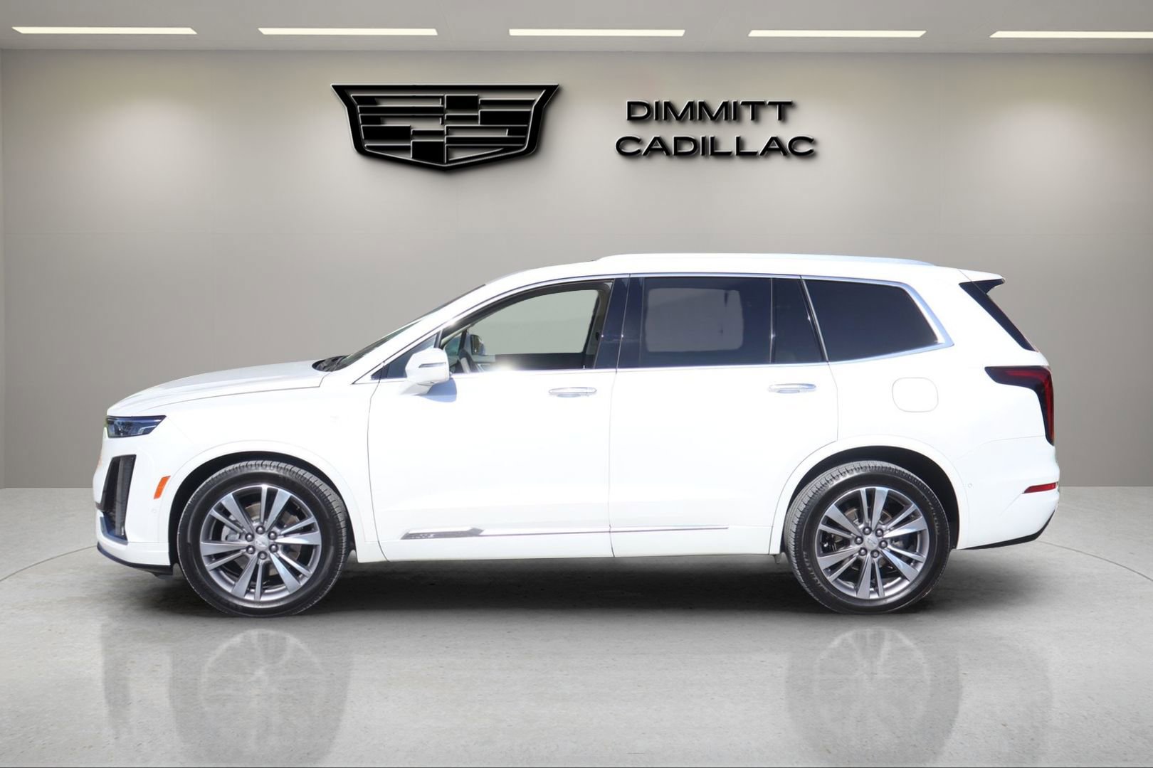 Used 2020 Cadillac XT6 Premium Luxury FWD image 2