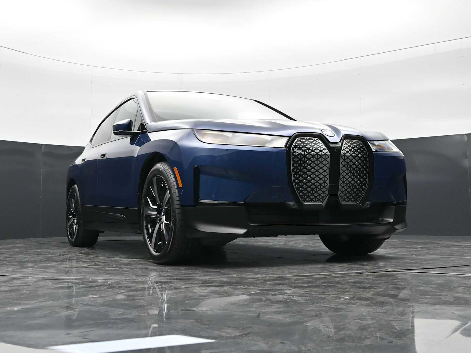 Certified 2023 BMW iX xDrive50 w/ Premium Package AWD/4WD image 27