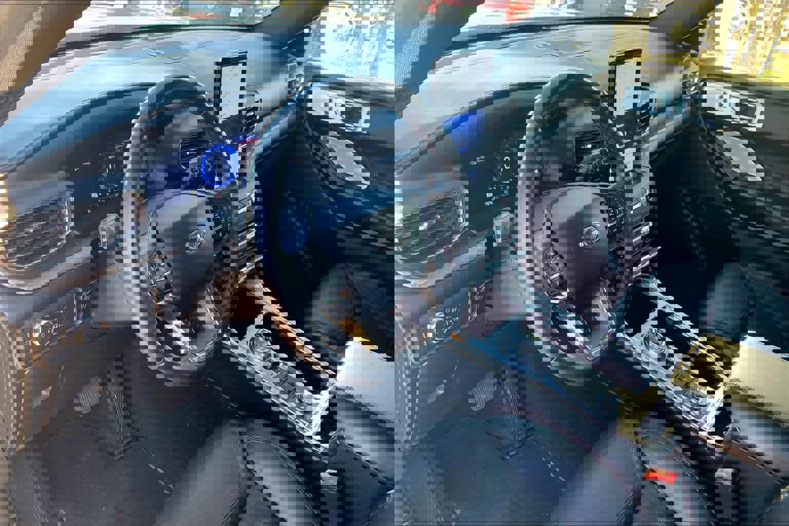 Used 2020 Ford Explorer Platinum w/ Premium Technology Package image 15