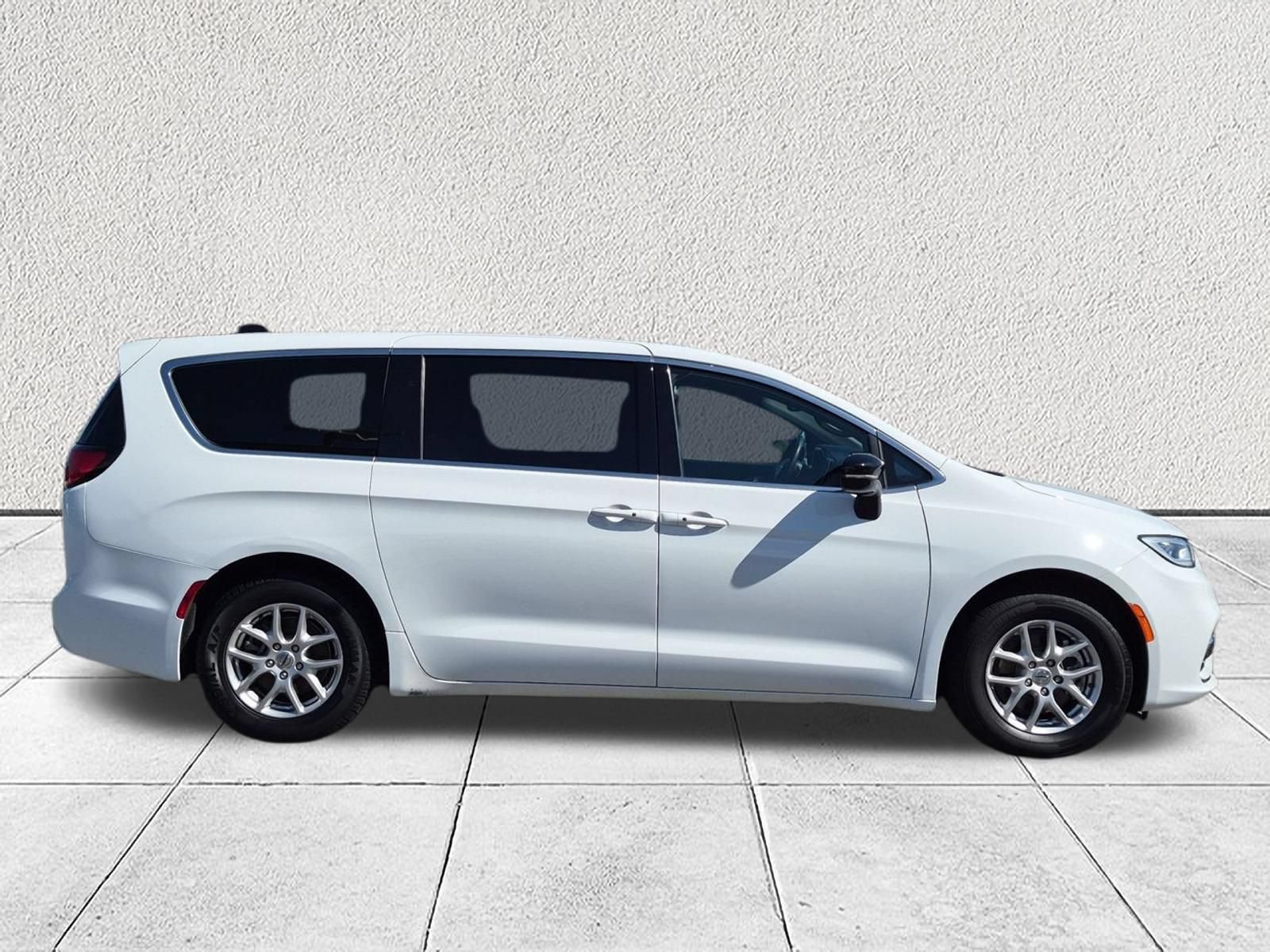 Used 2025 Chrysler Pacifica Select FWD image 2
