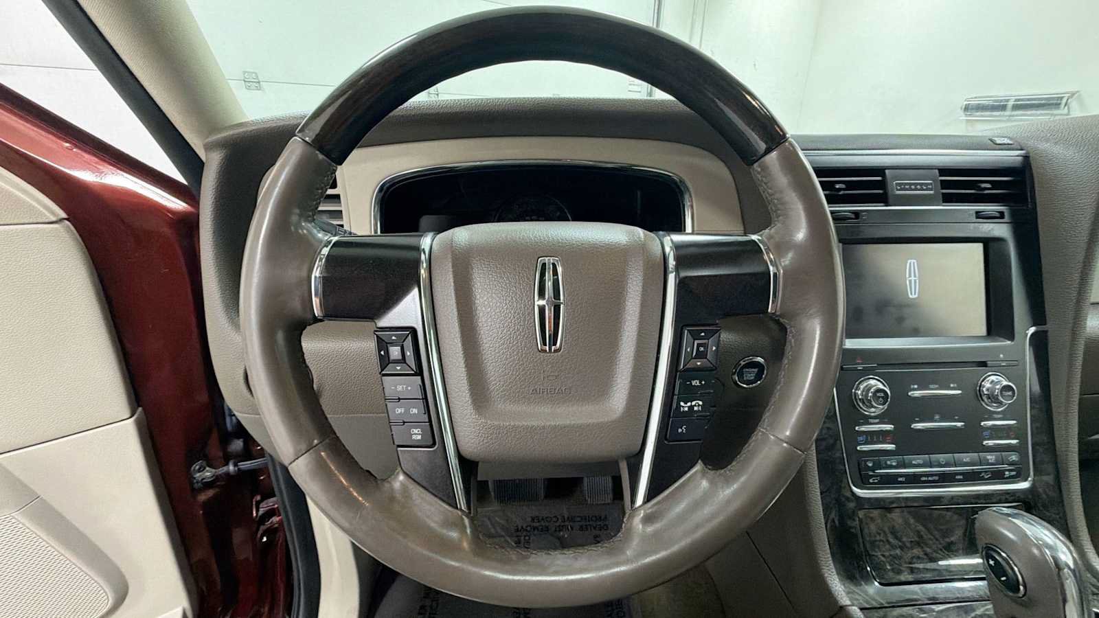 Used 2015 Lincoln Navigator 4WD image 16
