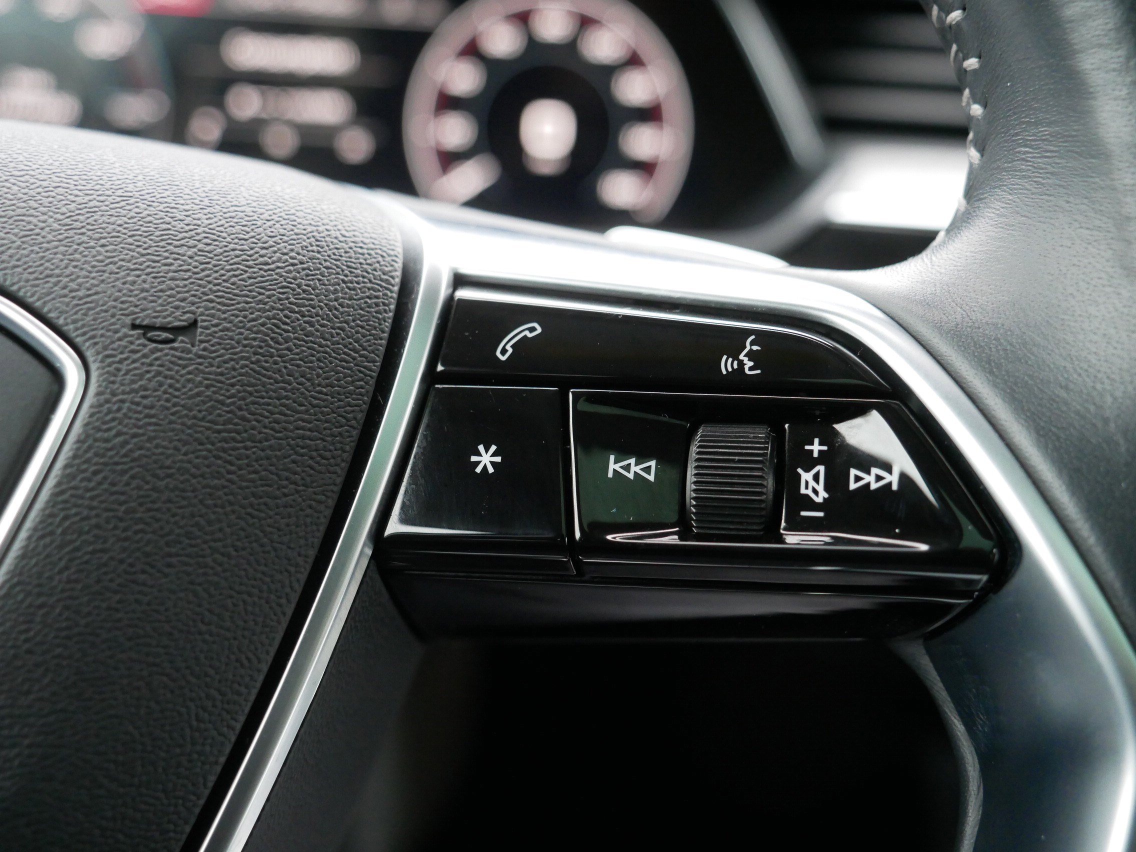 Used 2021 Audi e-tron Premium w/ Convenience Plus Package image 29