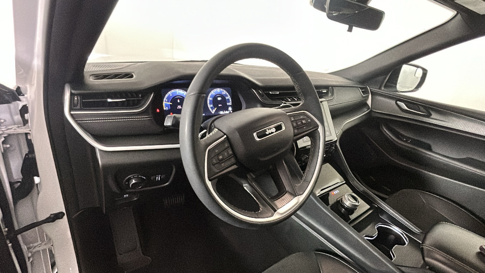 Used 2025 Jeep Grand Cherokee L Altitude AWD/4WD image 16