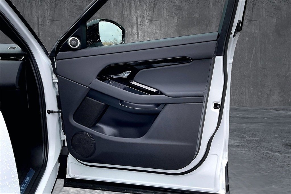 Used 2025 Land Rover Range Rover Evoque Dynamic SE image 28