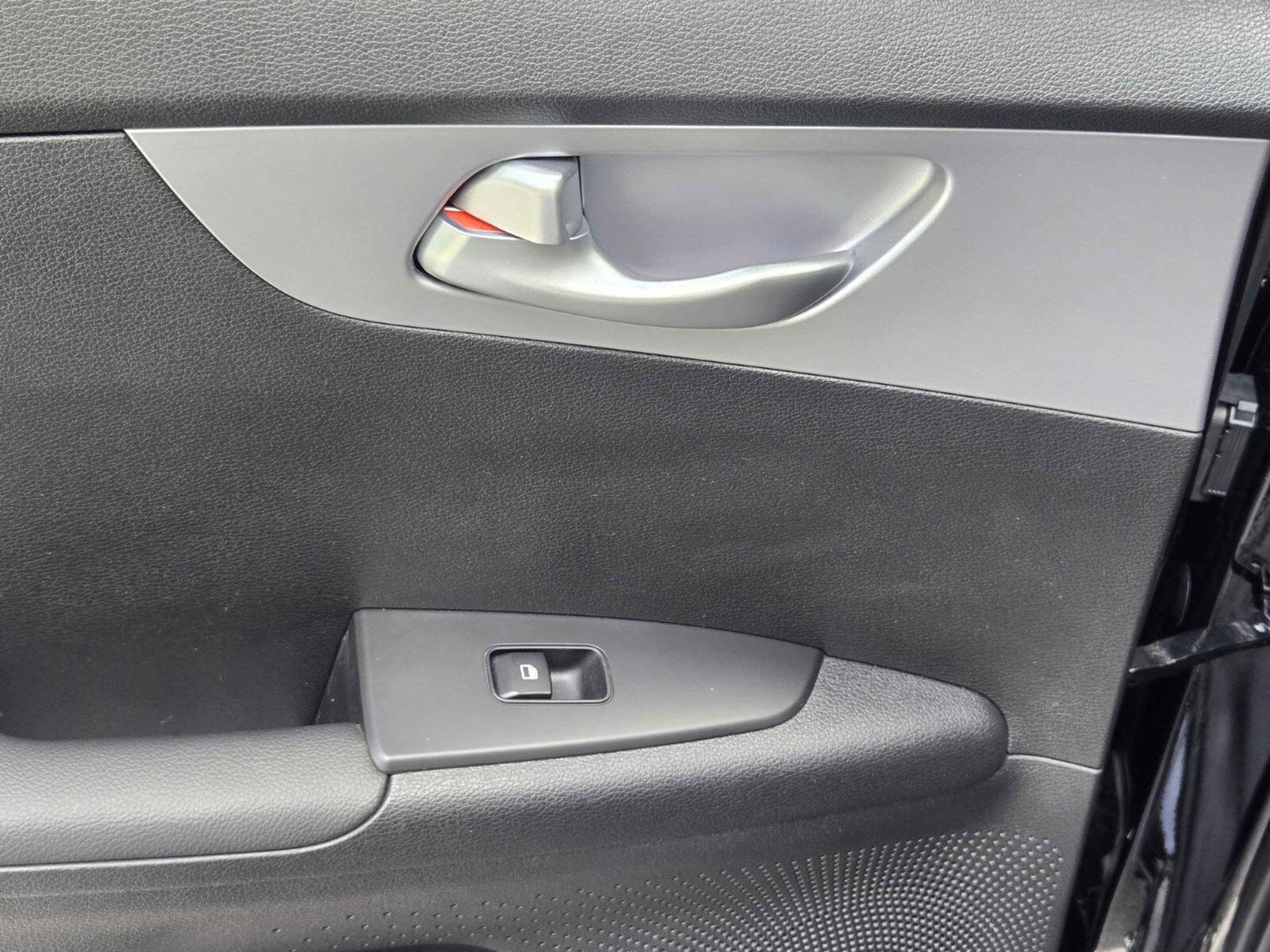 Used 2024 Kia Forte LXS w/ LXS Technology Package image 13