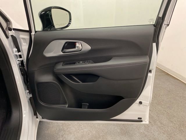 New 2026 Chrysler Pacifica Limited image 27