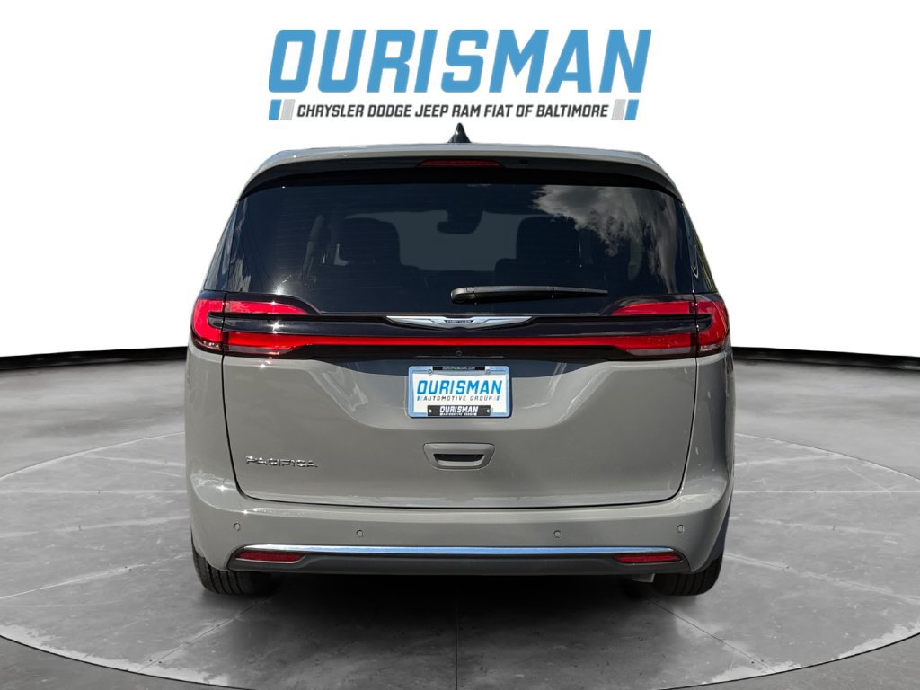 Used 2024 Chrysler Pacifica Touring-L FWD image 5