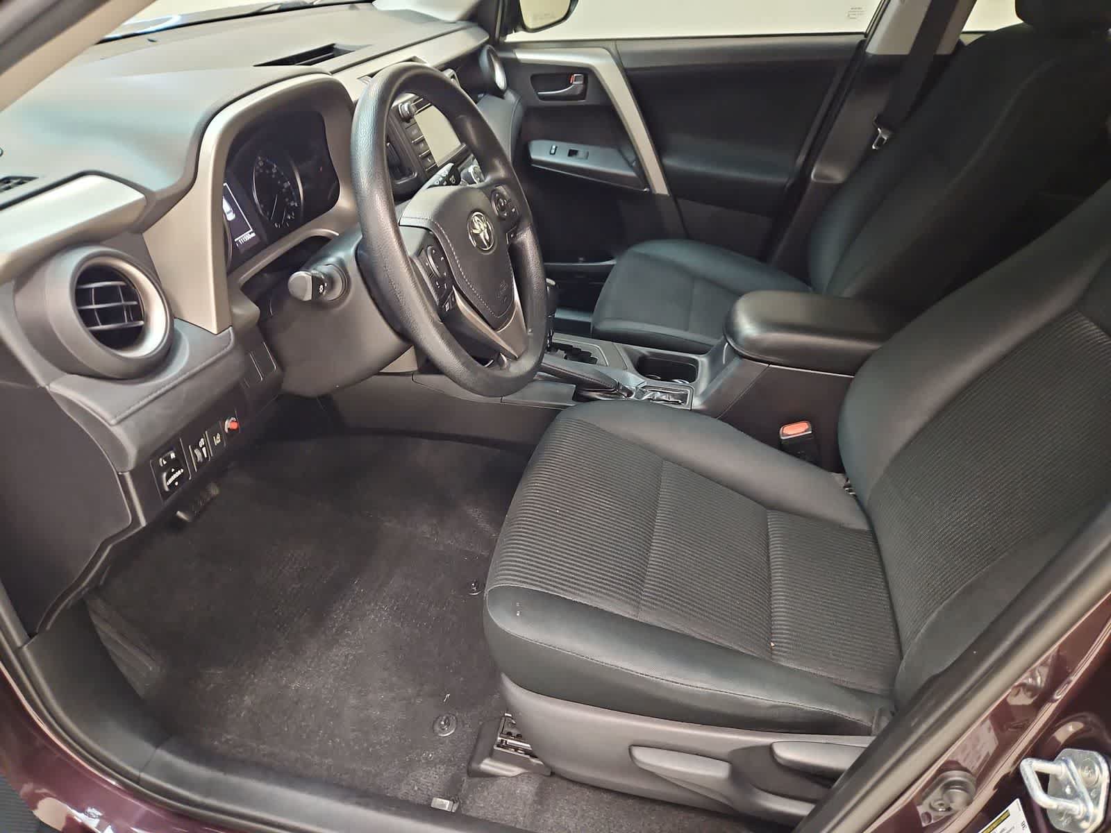 Used 2018 Toyota RAV4 LE FWD image 15