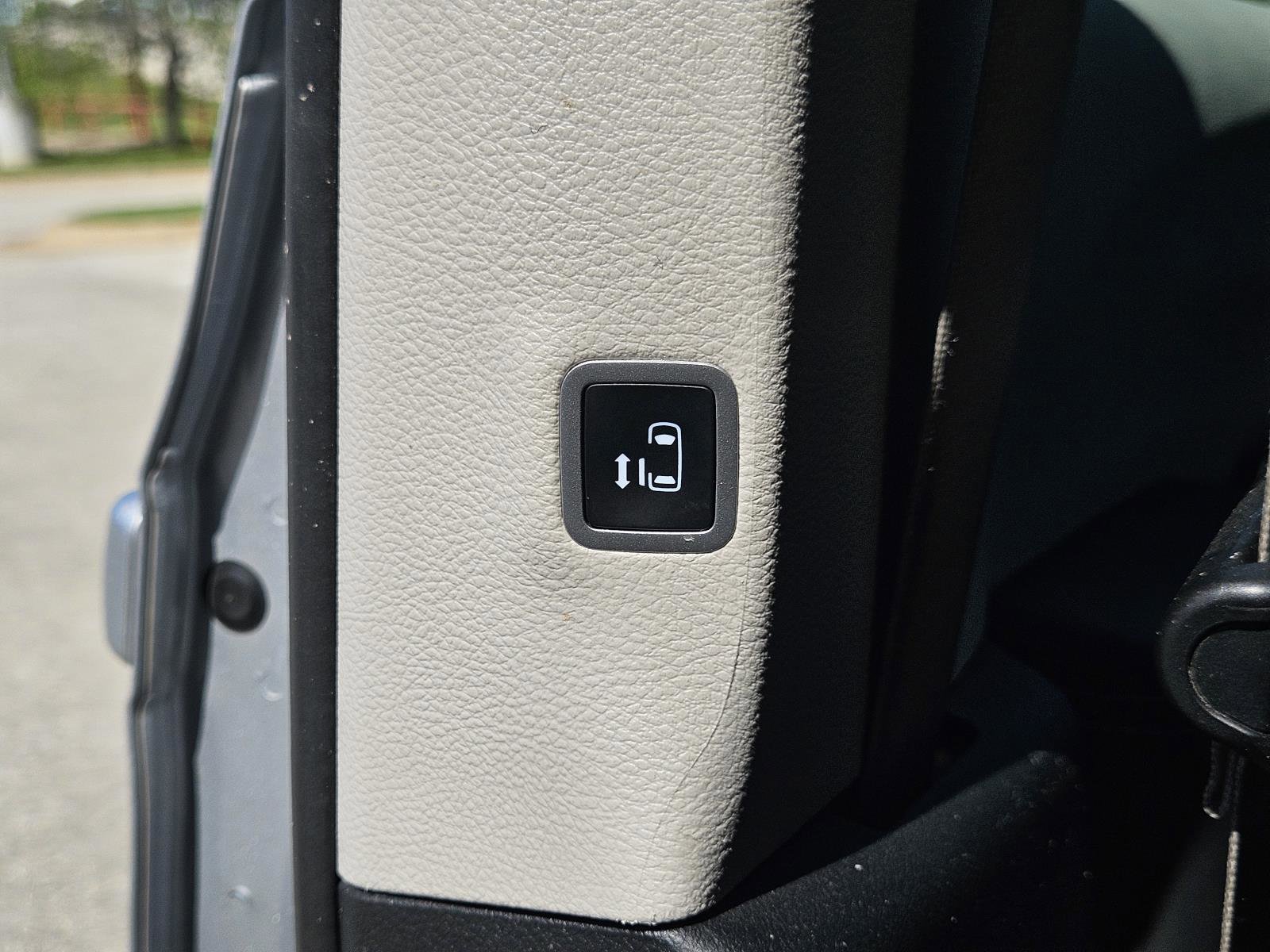 Used 2024 Chrysler Pacifica Touring-L FWD image 30