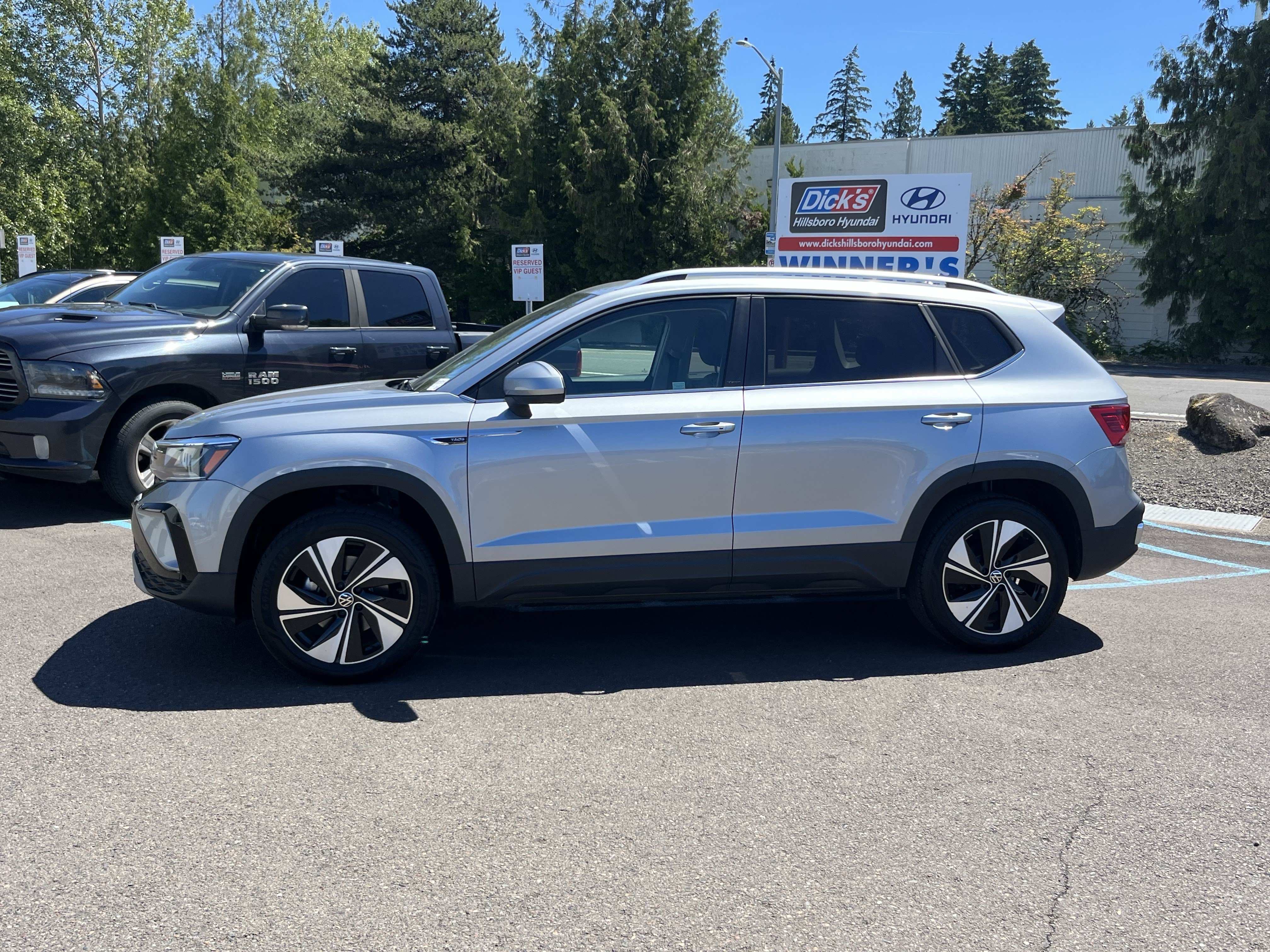 Used 2024 Volkswagen Taos SE w/ Panoramic Sunroof Package AWD/4WD image 2