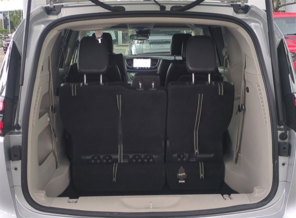 Used 2023 Chrysler Pacifica Touring-L image 13