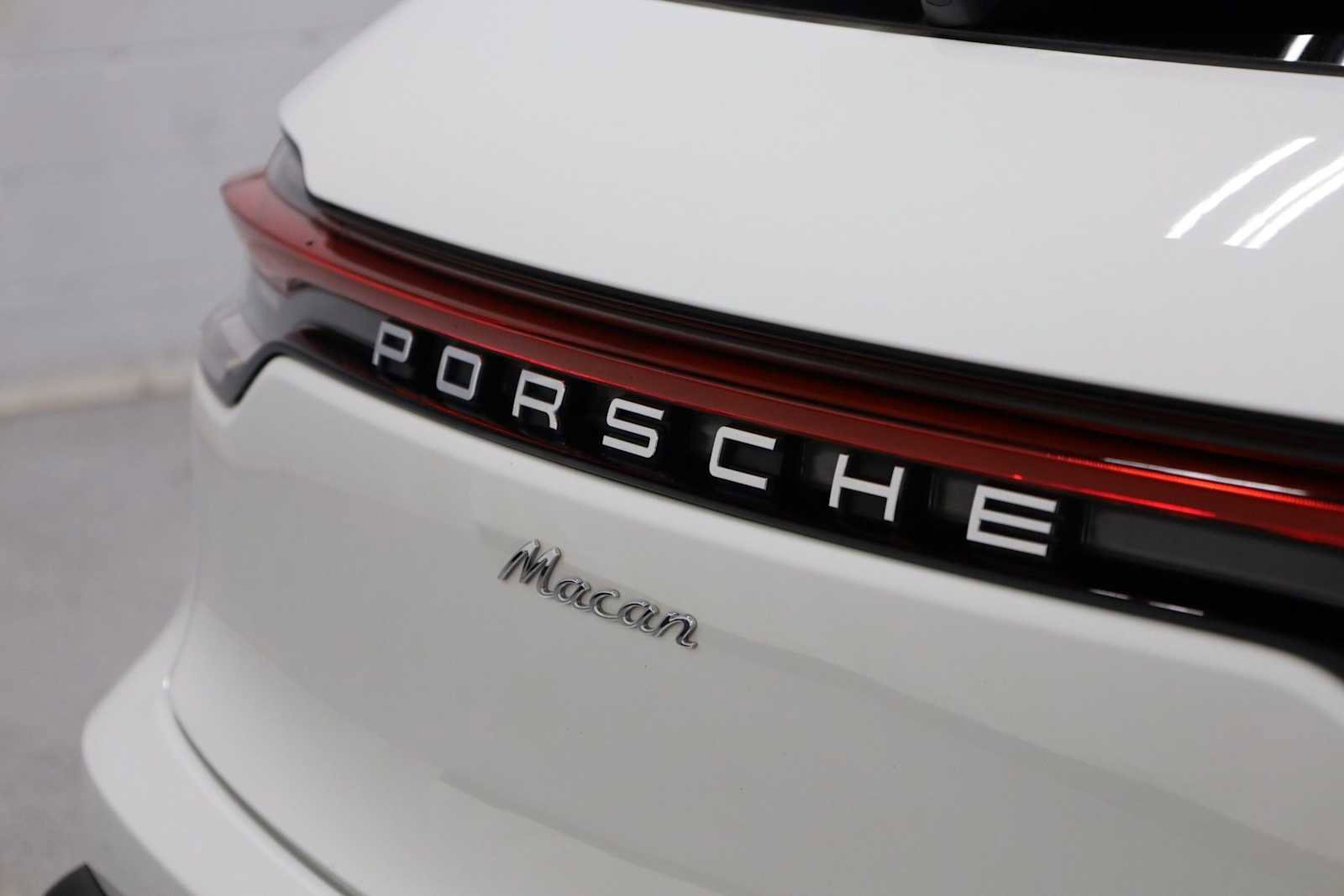 Certified 2025 Porsche Macan image 8