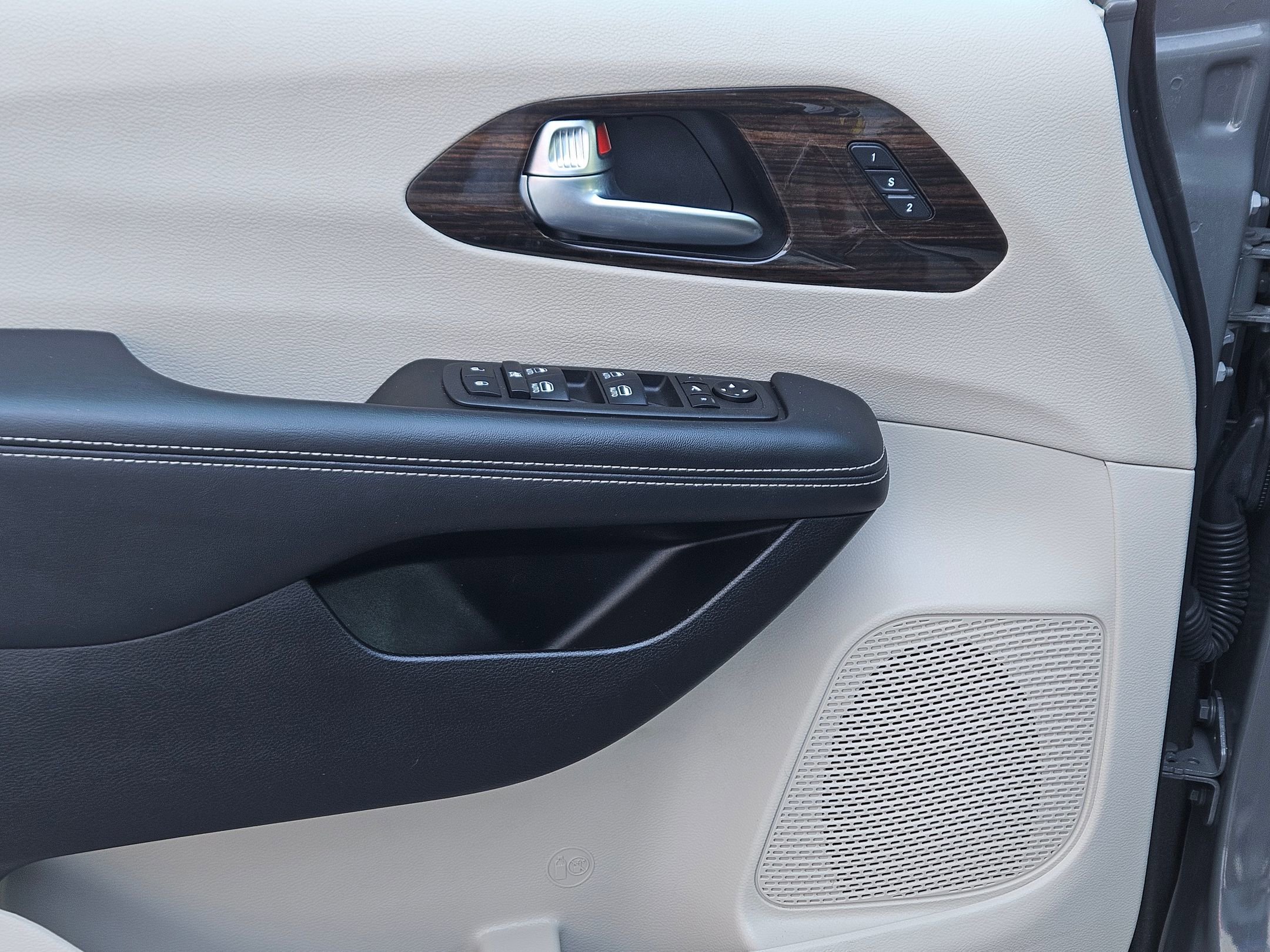 Used 2023 Chrysler Pacifica Limited FWD image 18