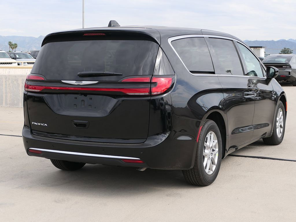 New 2026 Chrysler Pacifica Select FWD image 3