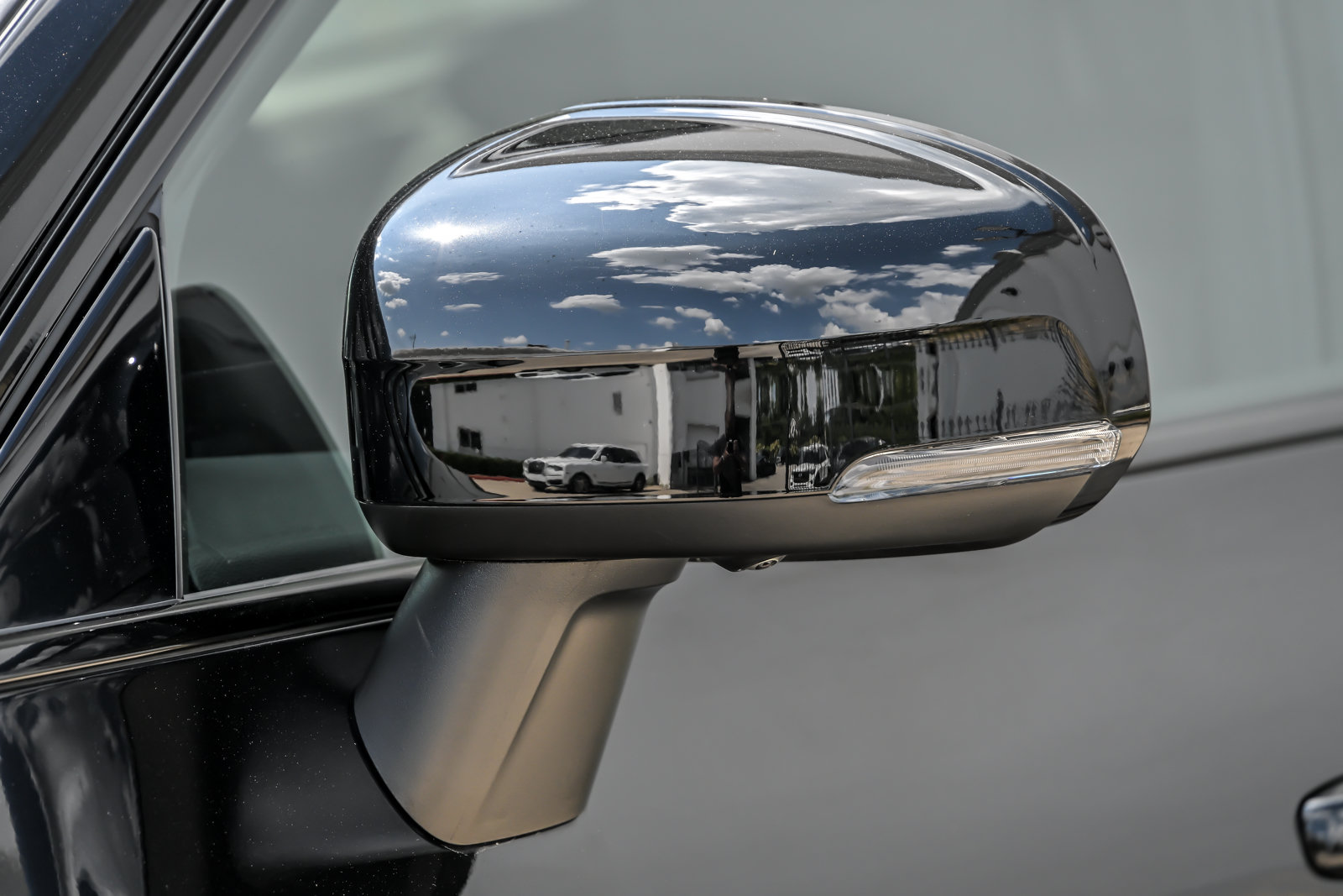 Used 2025 Volvo XC60 B5 Ultra w/ Protection Package Premier AWD/4WD image 9
