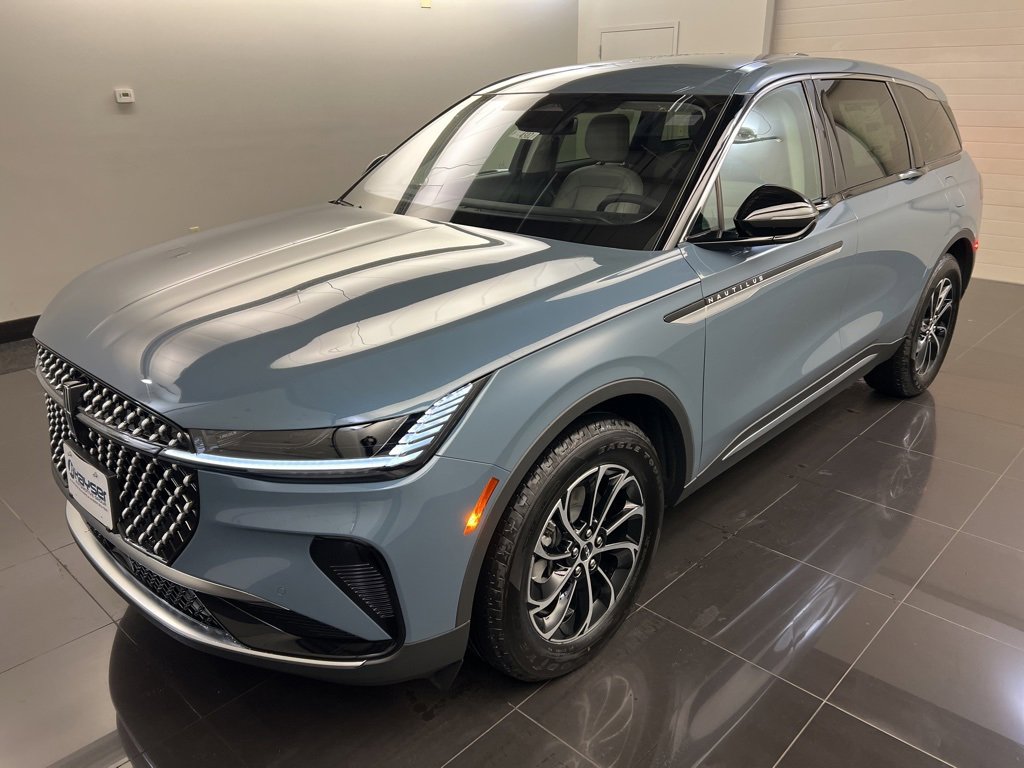 Used 2026 Lincoln Nautilus Premier image 3