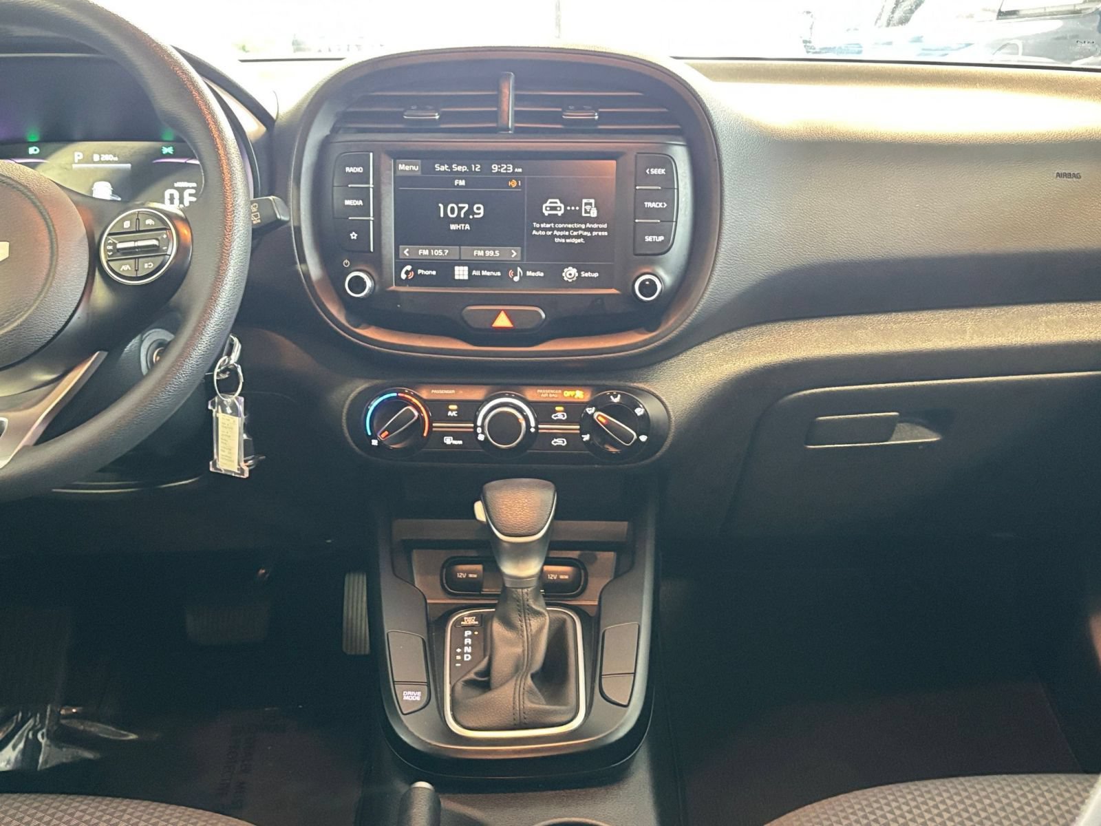 Used 2025 Kia Soul LX w/ LX Technology Package FWD image 16