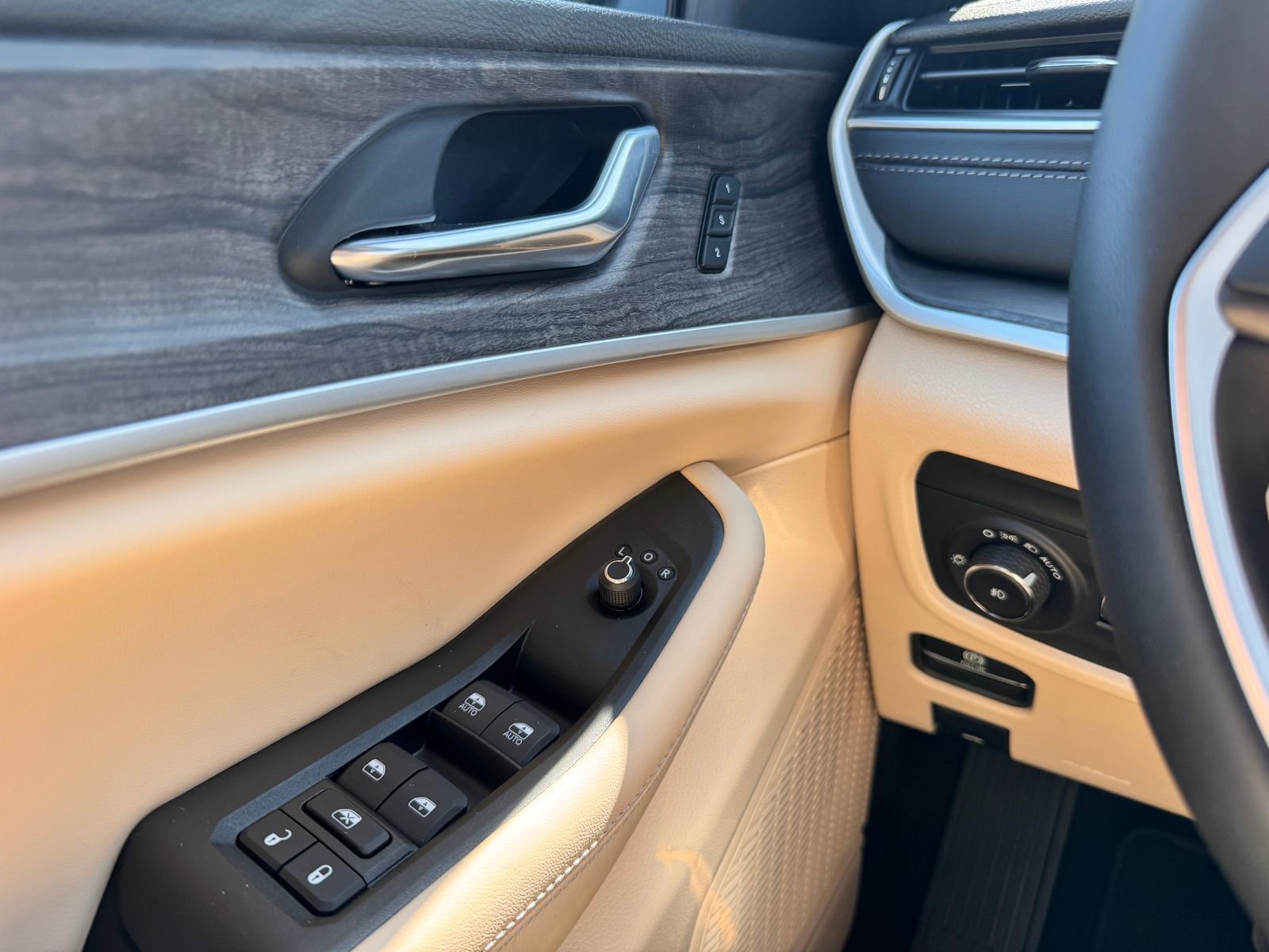 New 2025 Jeep Grand Cherokee Limited w/ Luxury Tech Group II image 14