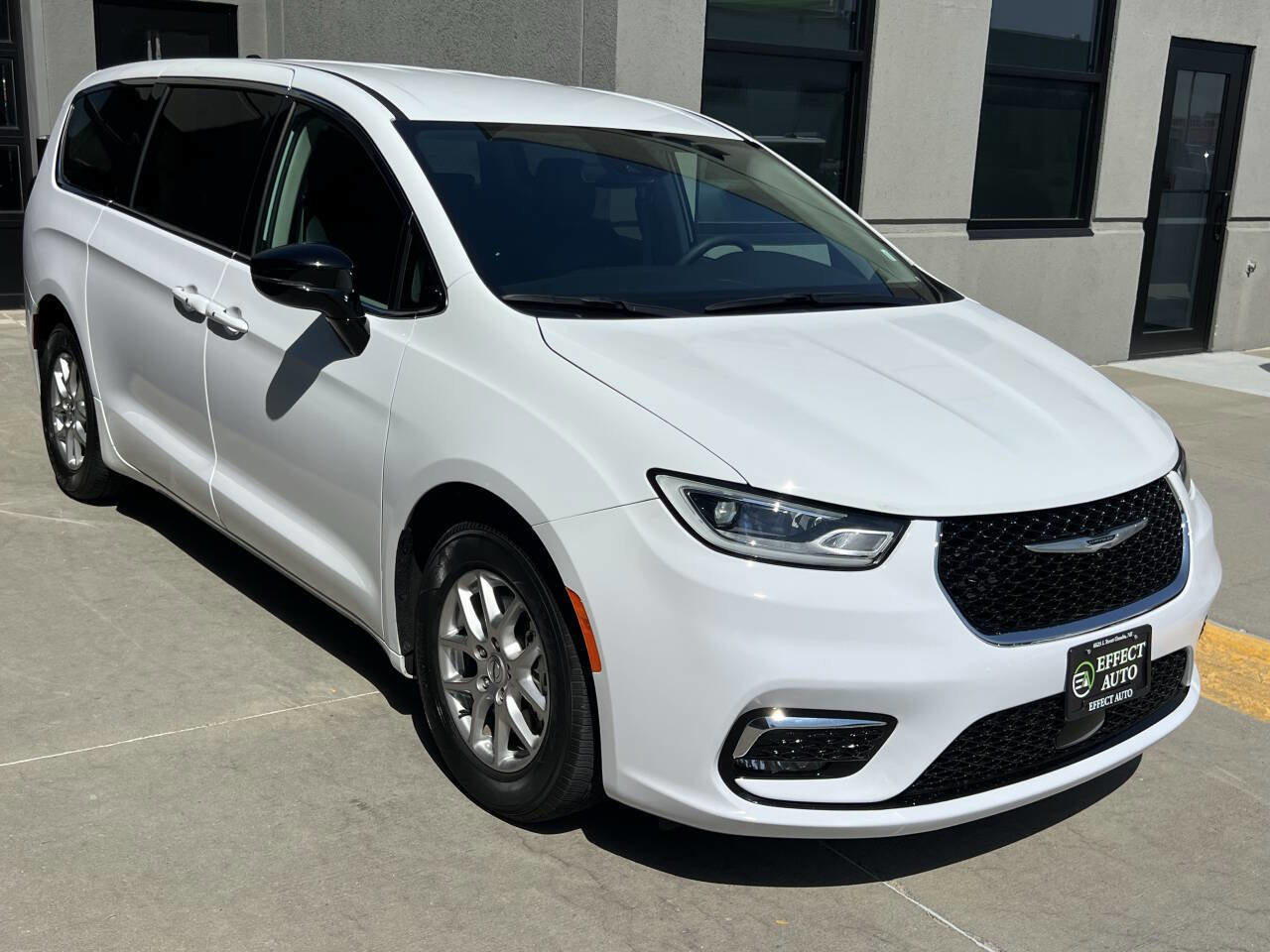 Used 2024 Chrysler Pacifica Touring-L FWD image 7
