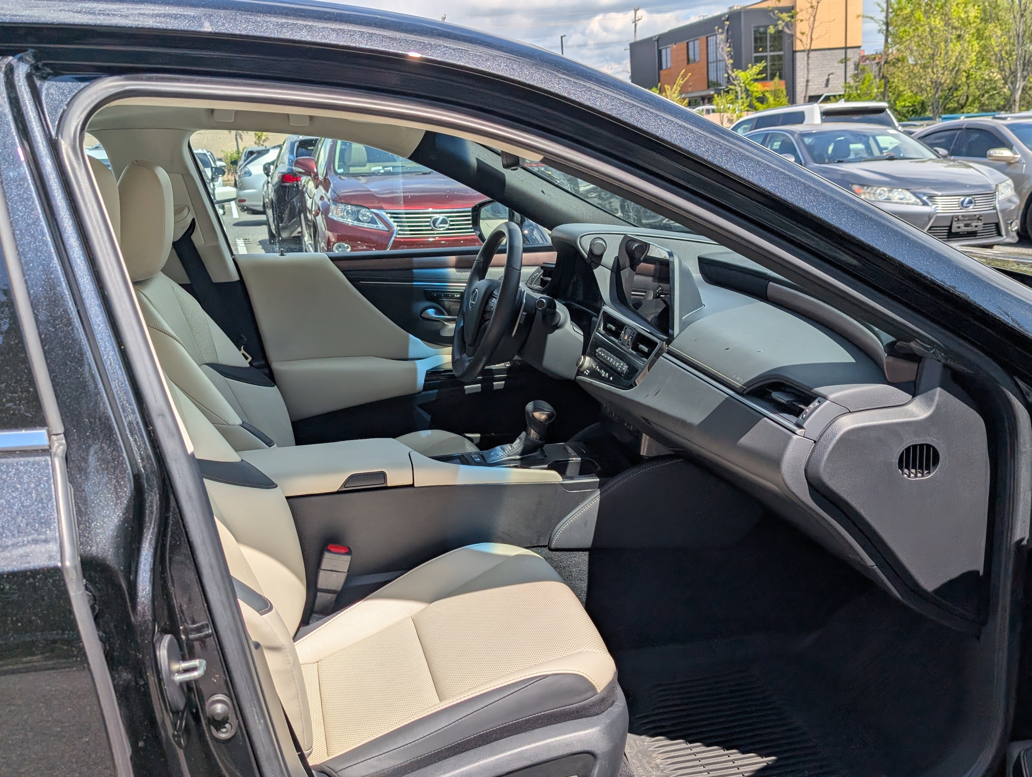 Used 2025 Lexus ES 300h w/ Premium Package image 9