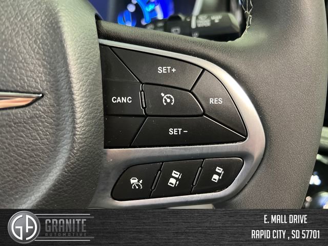 Used 2024 Chrysler Pacifica Select image 32