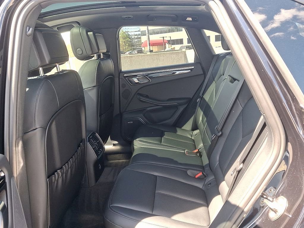 Certified 2025 Porsche Macan image 12
