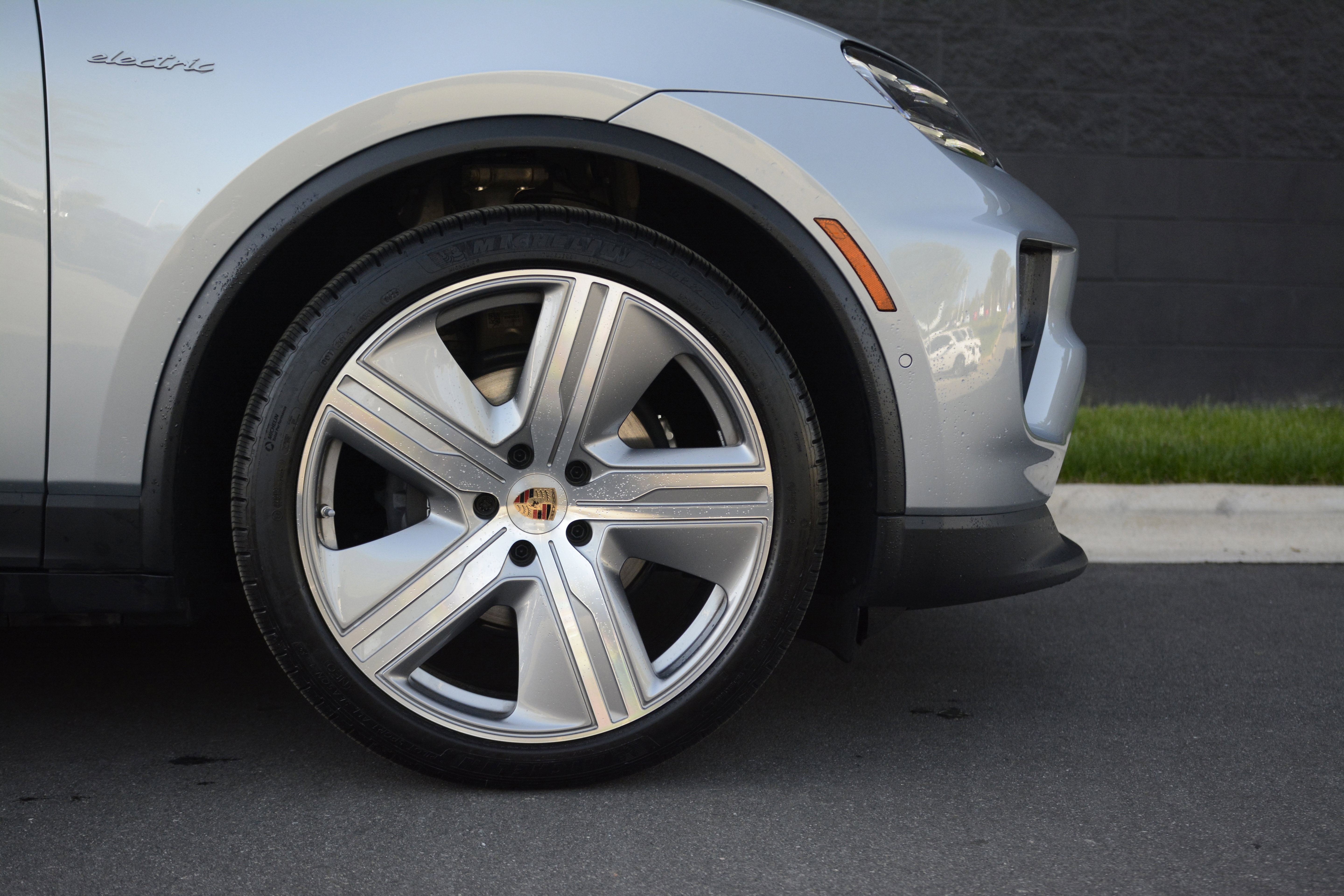 Certified 2025 Porsche Macan 4 Electric image 11