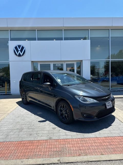 Used 2019 Chrysler Pacifica Touring Plus w/ S Appearance Package FWD image 1