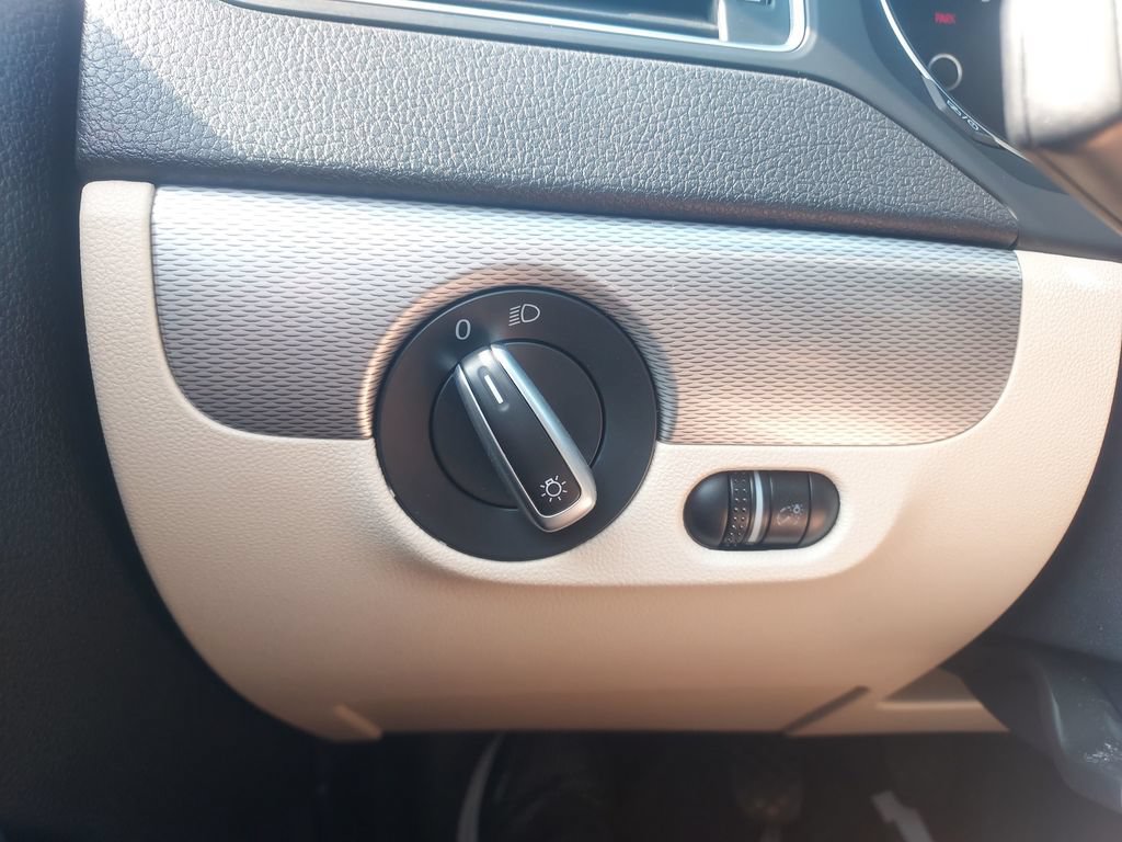 Used 2017 Volkswagen Jetta SE FWD image 22