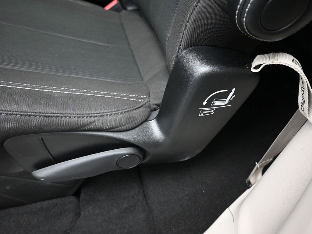 Used 2023 Chrysler Voyager LX image 33