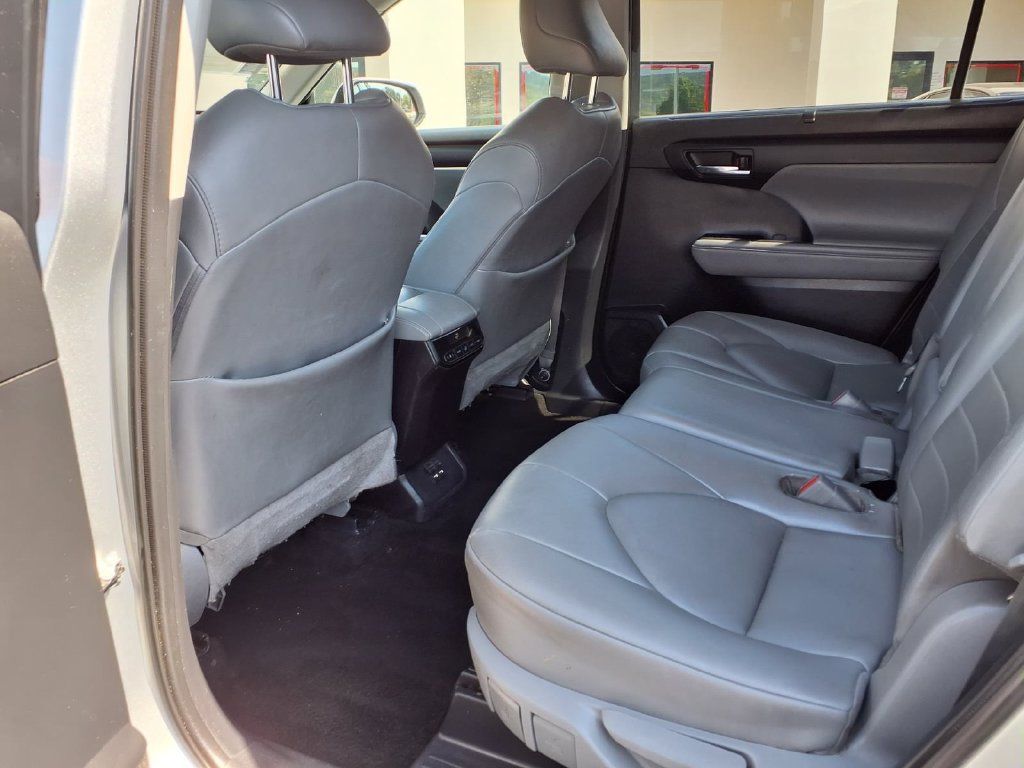 Used 2021 Toyota Highlander XLE FWD image 24