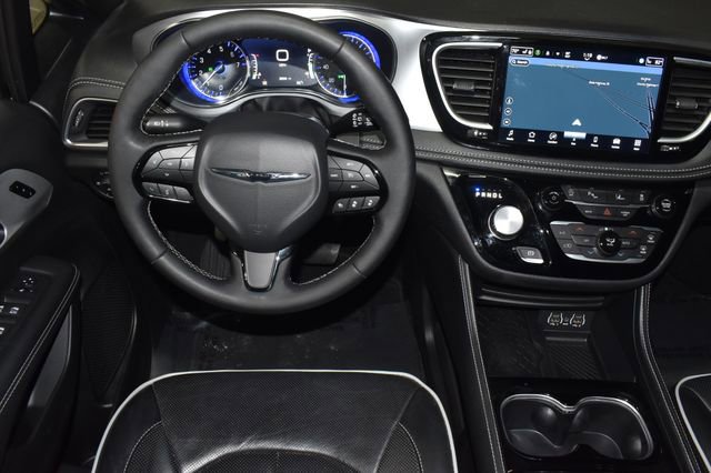 Used 2025 Chrysler Pacifica Limited image 15