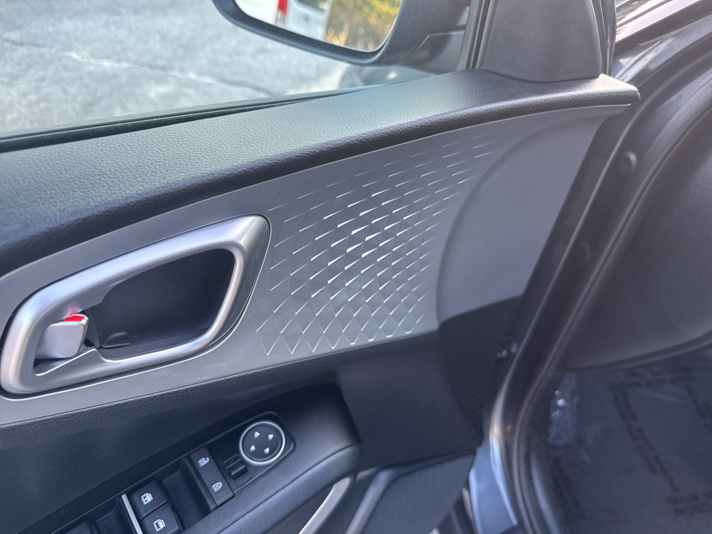Used 2025 Kia Soul LX w/ LX Technology Package FWD image 16