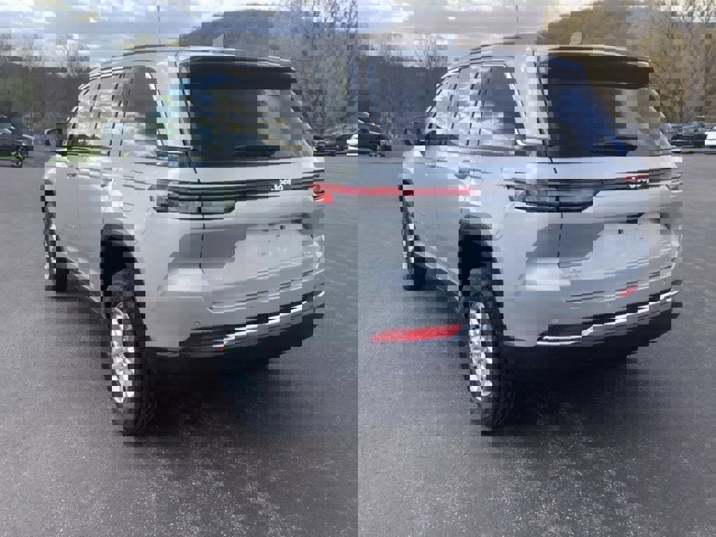 New 2025 Jeep Grand Cherokee Laredo w/ Luxury Tech Group I image 5