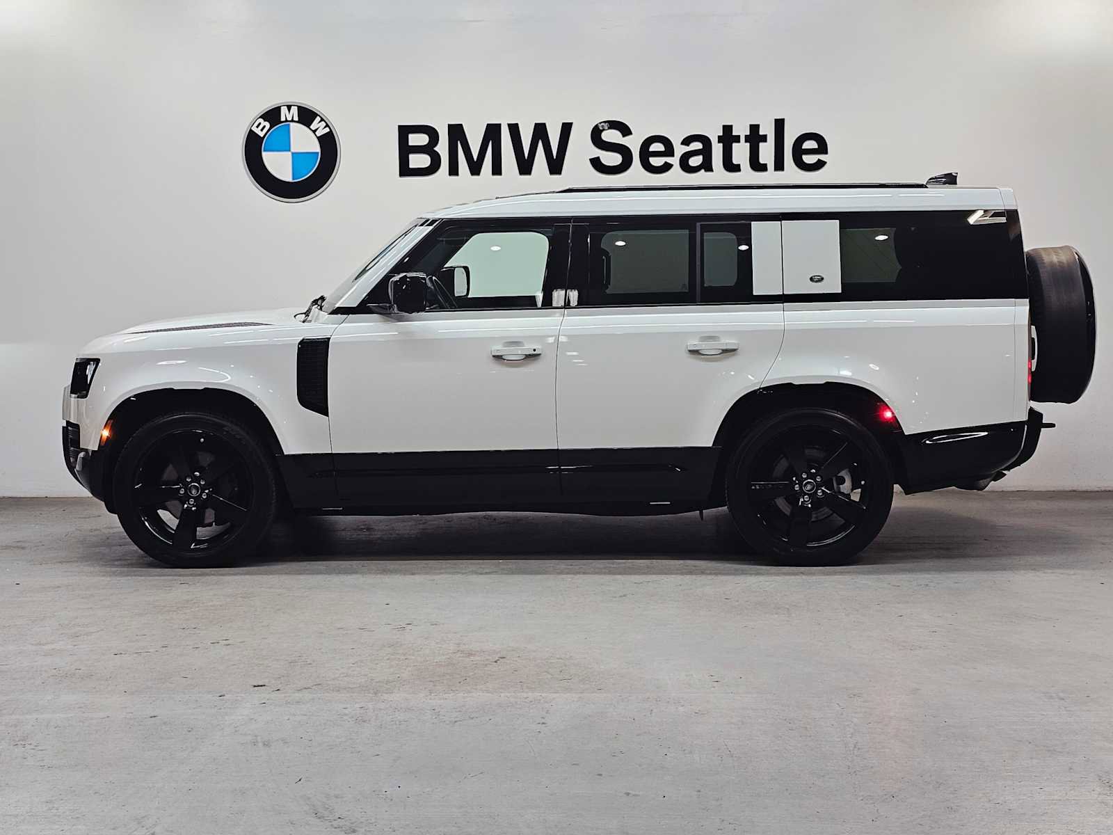 Used 2024 Land Rover Defender 130 X-Dynamic SE image 3