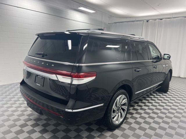 Used 2023 Lincoln Navigator L Reserve AWD/4WD image 5