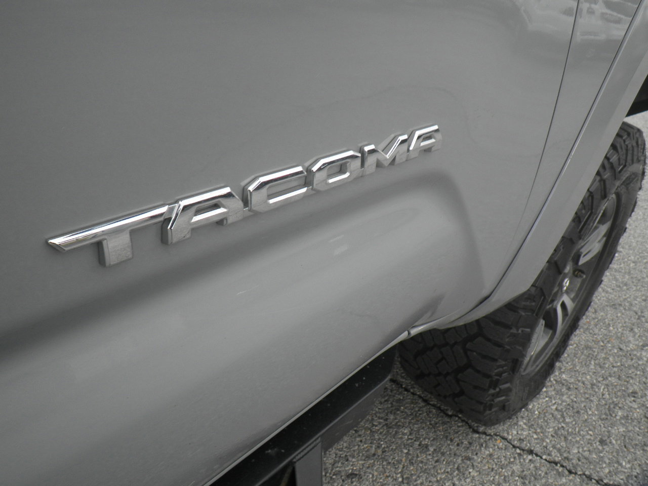 Used 2018 Toyota Tacoma TRD Sport image 10