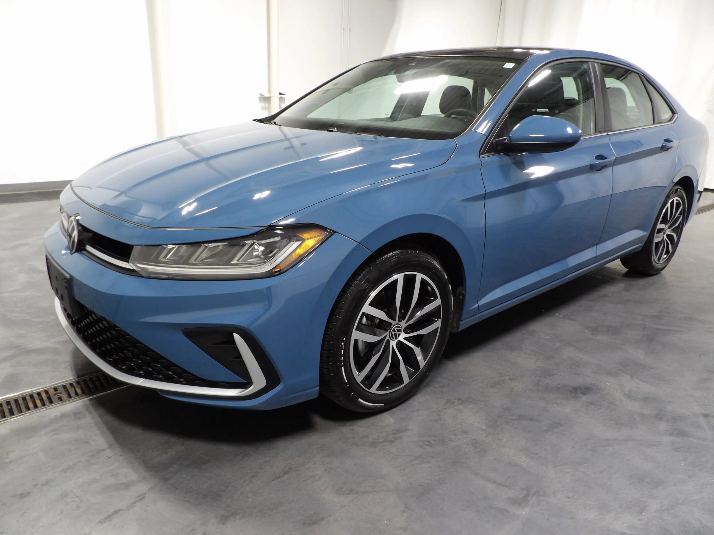 Used 2026 Volkswagen Jetta SE FWD image 4