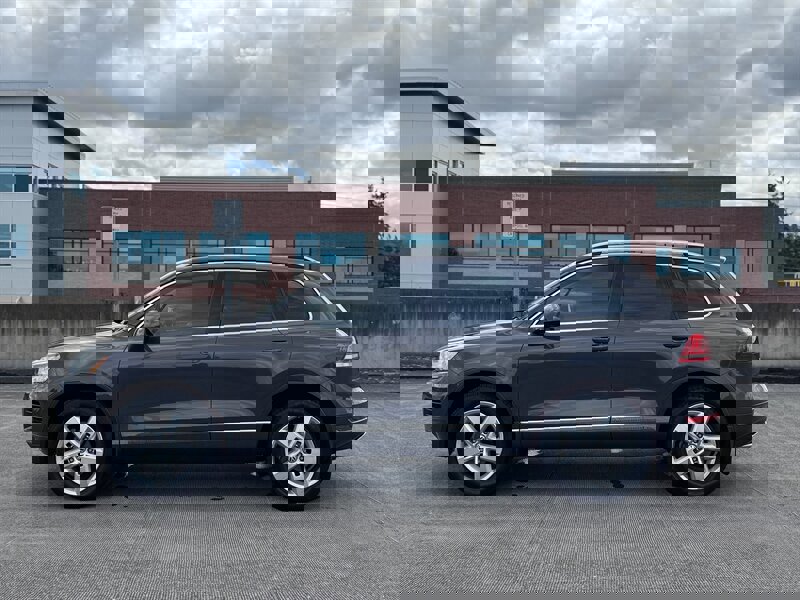 Used 2012 Volkswagen Touareg TDI image 2