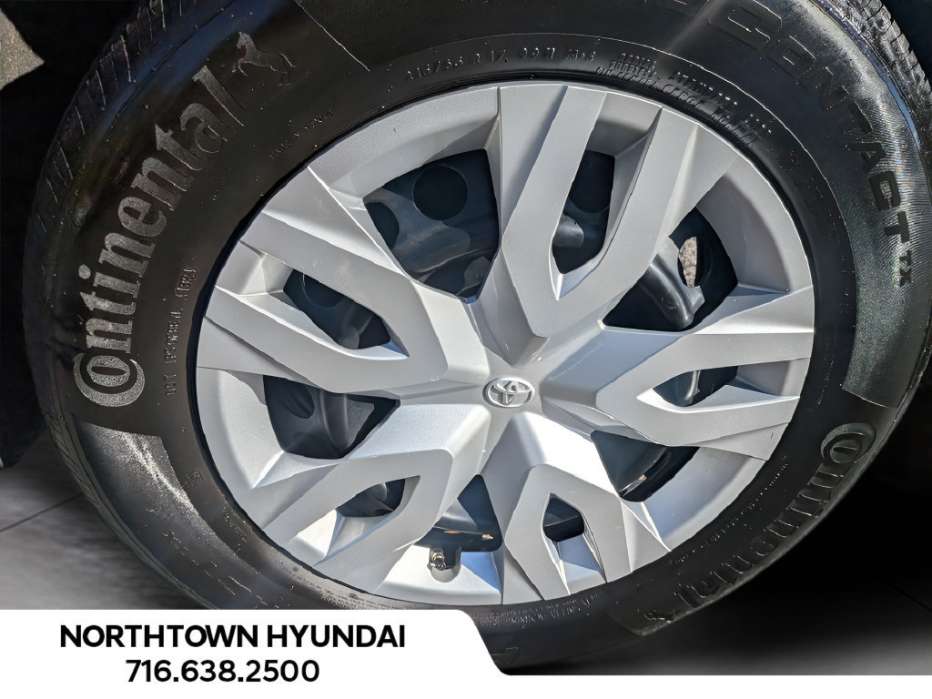 Used 2024 Toyota Corolla Cross L AWD/4WD image 35