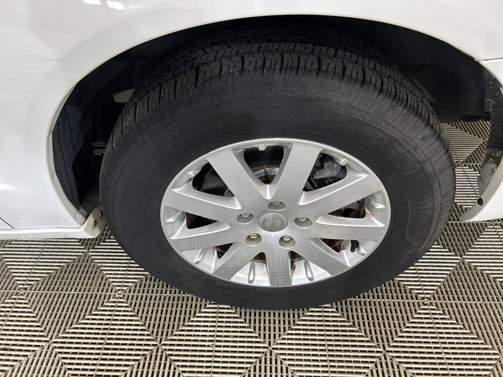 Used 2014 Chrysler Town & Country Touring FWD image 10