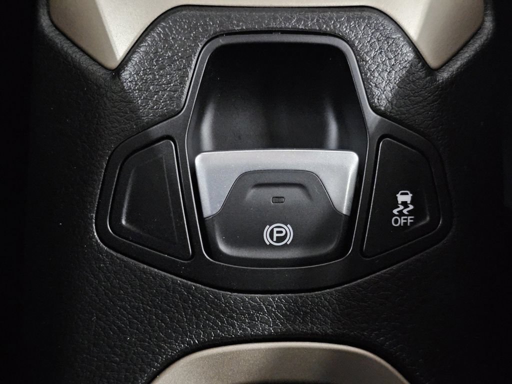 Used 2015 Jeep Renegade Latitude AWD/4WD image 22