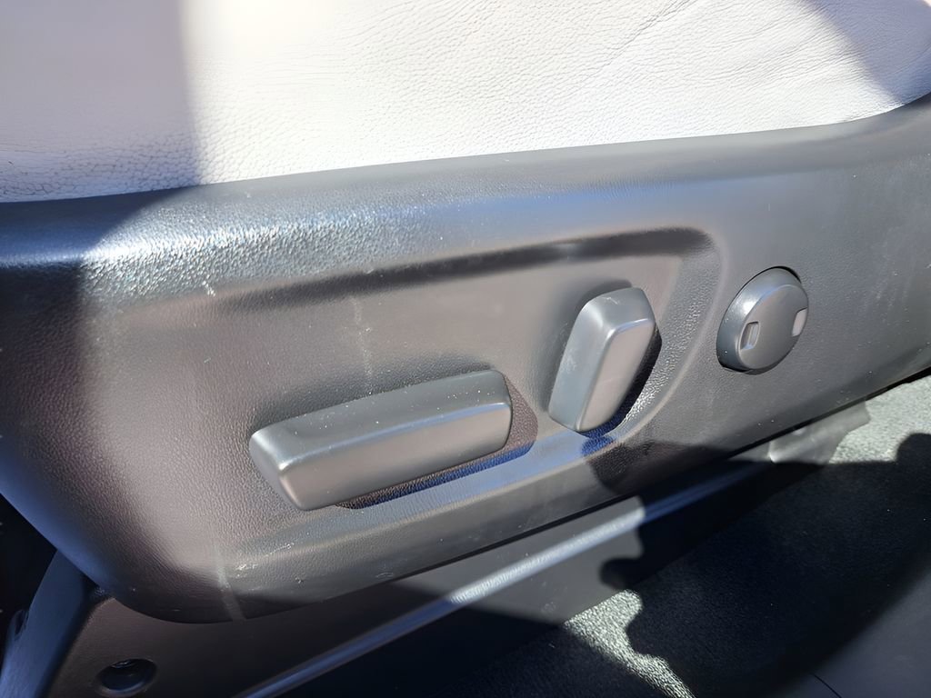 Used 2018 Toyota Sienna Limited Premium w/ Carpet Mat Package image 16