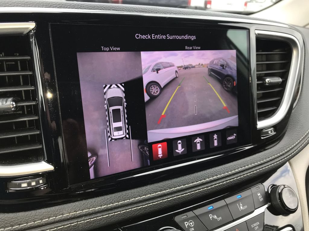 Used 2022 Chrysler Pacifica Limited w/ Uconnect Theater Family Group FWD image 17