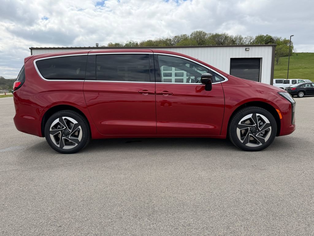 New 2027 Chrysler Pacifica Limited AWD/4WD image 4