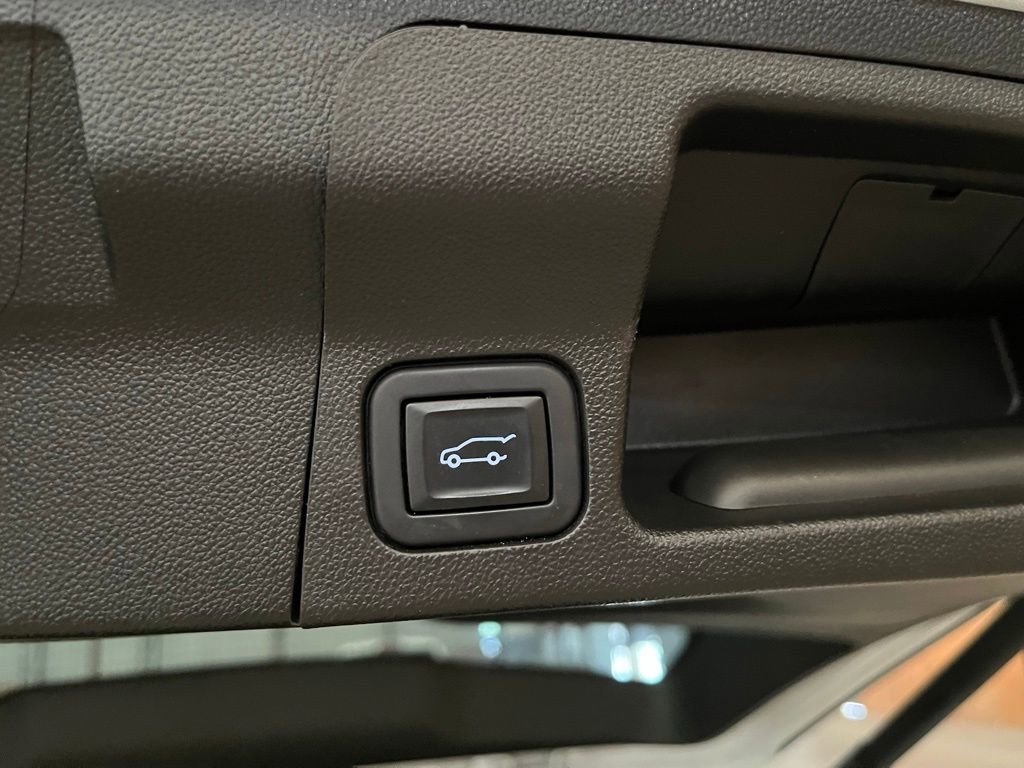 Used 2023 GMC Acadia SLT image 30