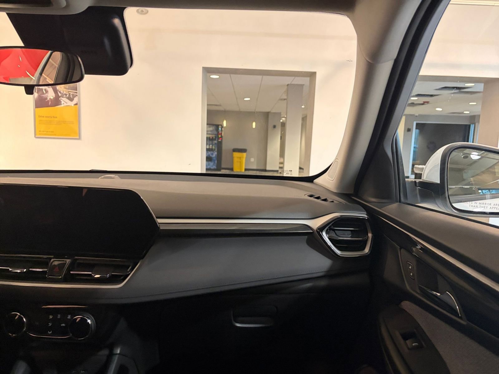 Used 2025 Chevrolet TrailBlazer LT image 33