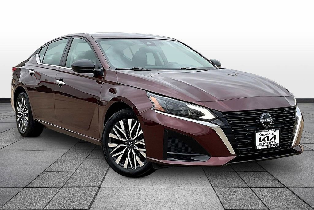 Used 2025 Nissan Altima 2.5 SV image 2