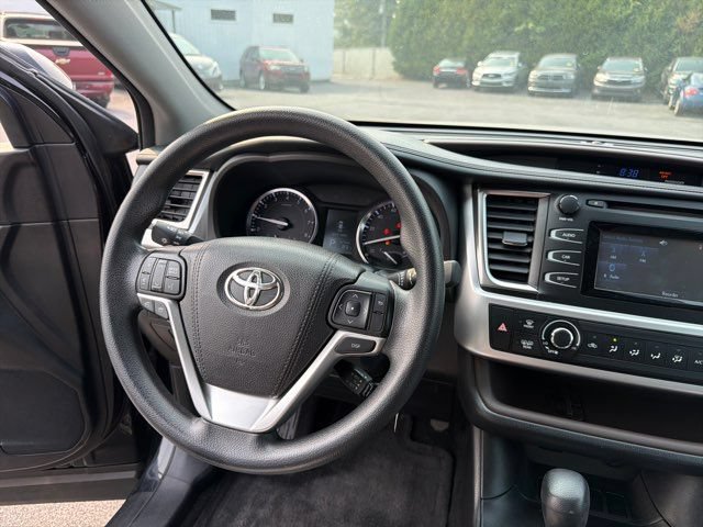Used 2016 Toyota Highlander LE FWD image 29